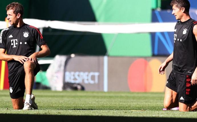 Robert Lewandowski (r) und Thomas Müller vom FC Bayern nehmen am Abschlusstraining teil. Foto: Carlos Rodrigues/Getty Images via UEFA/dpa