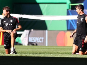 Robert Lewandowski (r) und Thomas Müller vom FC Bayern nehmen am Abschlusstraining teil. Foto: Carlos Rodrigues/Getty Images via UEFA/dpa Robert Lewandowski (r) und Thomas Müller vom FC Bayern nehmen am Abschlusstraining teil. Foto: Carlos Rodrigues/Getty Images via UEFA/dpa