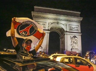 Die Fans in Paris und die Presse feierten den Sieg von PSG. Foto: Michel Euler/AP/dpa Die Fans in Paris und die Presse feierten den Sieg von PSG. Foto: Michel Euler/AP/dpa