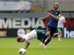 Klaus Gjasula (r) kam aus Paderborn zum HSV. Foto: Friedemann Vogel/EPA/Pool/dpa