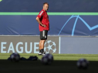 Hansi Flick wünscht sich mehr «Eins-gegen-Eins»-Fußballer. Foto: Miguel A. Lopes/Pool EPA/dpa Hansi Flick wünscht sich mehr «Eins-gegen-Eins»-Fußballer. Foto: Miguel A. Lopes/Pool EPA/dpa
