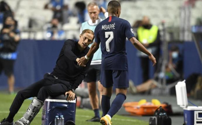 PSG-Coach Thomas Tuchel (l) klatscht Kylian Mbappé ab. Foto: David Ramos/POOL GETTY/AP/dpa