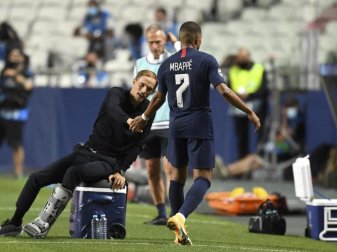 PSG-Coach Thomas Tuchel (l) klatscht Kylian Mbappé ab. Foto: David Ramos/POOL GETTY/AP/dpa PSG-Coach Thomas Tuchel (l) klatscht Kylian Mbappé ab. Foto: David Ramos/POOL GETTY/AP/dpa