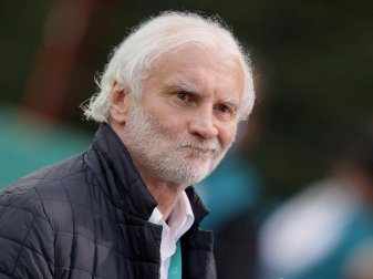 Ist mit der Arbeit von Trainer Peter Bosz sehr zufrieden: Rudi Völler, Geschäftsführer Sport von Bayer Leverkusen. Foto: Ronald Wittek/epa Pool /dpa Ist mit der Arbeit von Trainer Peter Bosz sehr zufrieden: Rudi Völler, Geschäftsführer Sport von Bayer Leverkusen. Foto: Ronald Wittek/epa Pool /dpa