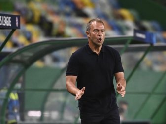 Bayerns Trainer Hans-Dieter Flick gibt seinen Spielern Anweisungen. Foto: Franck Fife/pool AFP via AP/dpa Bayerns Trainer Hans-Dieter Flick gibt seinen Spielern Anweisungen. Foto: Franck Fife/pool AFP via AP/dpa