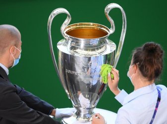 Wird auf Hochglanz gehalten: Die Champions-League-Trophäe. Foto: Michael Regan/Getty Images via UEFA/dpa Wird auf Hochglanz gehalten: Die Champions-League-Trophäe. Foto: Michael Regan/Getty Images via UEFA/dpa