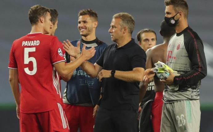 Bayern-Trainer Hans-Dieter Flick (M) gratuliert seinen Spielern zum Sieg gegen Olympique Lyon. Foto: Miguel A. Lopes/pool EPA via AP/dpa