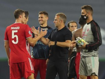Bayern-Trainer Hans-Dieter Flick (M) gratuliert seinen Spielern zum Sieg gegen Olympique Lyon. Foto: Miguel A. Lopes/pool EPA via AP/dpa Bayern-Trainer Hans-Dieter Flick (M) gratuliert seinen Spielern zum Sieg gegen Olympique Lyon. Foto: Miguel A. Lopes/pool EPA via AP/dpa