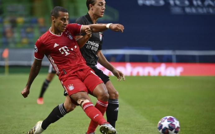 Bayerns Thiago (l) ist beim FC Liverpool im Gespräch. Foto: Franck Fife/pool AFP via AP/dpa