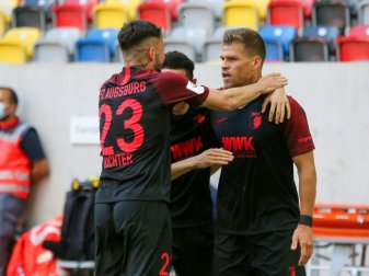 Matchwinner: Florian Niederlechner (r.) traf dreifach Matchwinner: Florian Niederlechner (r.) traf dreifach