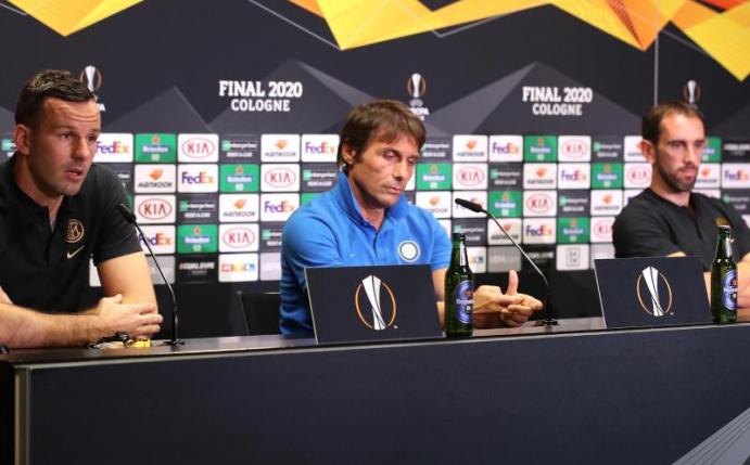 Trainer Antonio Conte, Torwart Samir Handanovic und Diego Godin von Inter Mailand antworten auf die Fragen der Journalisten. Foto: -/Getty Images via UEFA/dpa