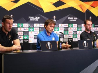 Trainer Antonio Conte, Torwart Samir Handanovic und Diego Godin von Inter Mailand antworten auf die Fragen der Journalisten. Foto: -/Getty Images via UEFA/dpa Trainer Antonio Conte, Torwart Samir Handanovic und Diego Godin von Inter Mailand antworten auf die Fragen der Journalisten. Foto: -/Getty Images via UEFA/dpa