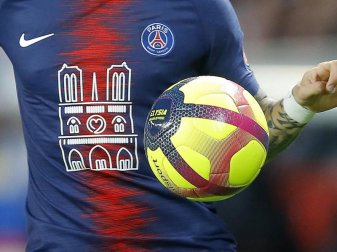 In Marseille nicht gerne gesehen: Trikots von Paris Saint-Germain. Foto: Michel Euler/AP/dpa