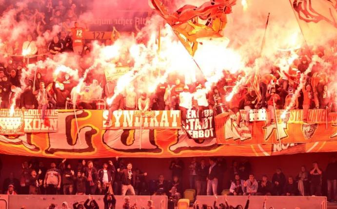 Teure Angelegenheit: Kölner Fans zündelten fleißig beim Gastspiel in Düsseldorf. Foto: Johannes Neudecker/dpa