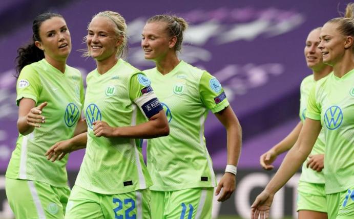 Pernille Harder (2.v.l.) vom VfL Wolfsburg feiert das fünfte Tor ihrer Mannschaft gegen Glasgow City. Foto: Vincent West/Reuters Pool/dpa