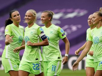Pernille Harder (2.v.l.) vom VfL Wolfsburg feiert das fünfte Tor ihrer Mannschaft gegen Glasgow City. Foto: Vincent West/Reuters Pool/dpa Pernille Harder (2.v.l.) vom VfL Wolfsburg feiert das fünfte Tor ihrer Mannschaft gegen Glasgow City. Foto: Vincent West/Reuters Pool/dpa