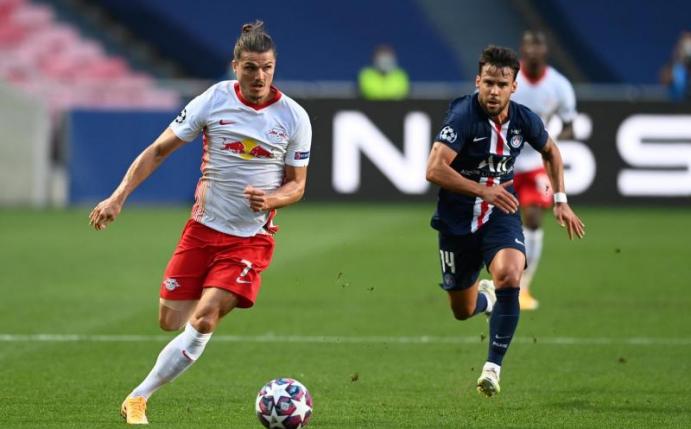 Im Halbfinale besiegte Paris Saint-Germain mit 3:0 RB Leipzig: Der Leipziger Marcel Sabitzer (l) und Juan Bernat von PSG kämpfen um den Ball. Foto: Michael Regan/Getty Images via UEFA/dpa