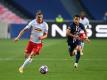 Im Halbfinale besiegte Paris Saint-Germain mit 3:0 RB Leipzig: Der Leipziger Marcel Sabitzer (l) und Juan Bernat von PSG kämpfen um den Ball. Foto: Michael Regan/Getty Images via UEFA/dpa