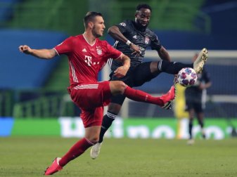 Im Halbfinale besiegte Bayern München mit 3:0 Olympique Lyon: Bayerns Niklas Süle (l) und Lyons Moussa Dembele kämpfen um den Ball. Foto: Miguel A. Lopes/pool EPA via AP/dpa Im Halbfinale besiegte Bayern München mit 3:0 Olympique Lyon: Bayerns Niklas Süle (l) und Lyons Moussa Dembele kämpfen um den Ball. Foto: Miguel A. Lopes/pool EPA via AP/dpa