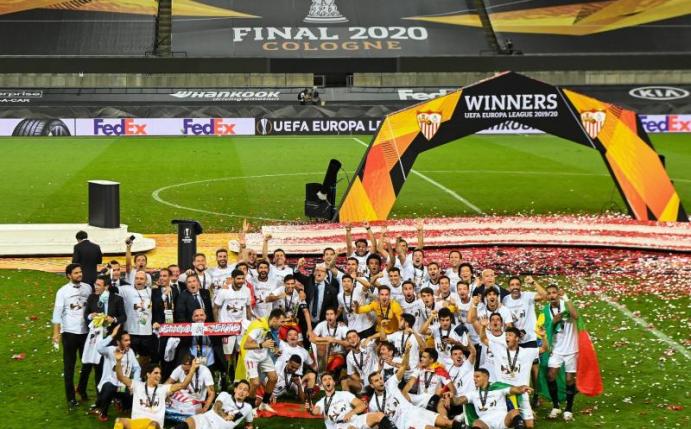 Die Spieler des FC Sevilla feiern den Sieg im Finale der Europa League. Foto: Federico Gambarini/dpa