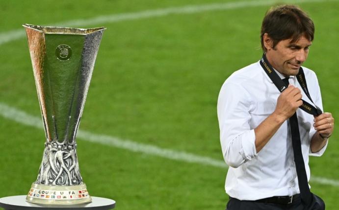Conte tief enttäuscht bei der Siegerehrung
