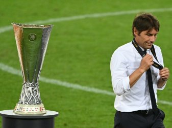 Conte tief enttäuscht bei der Siegerehrung Conte tief enttäuscht bei der Siegerehrung