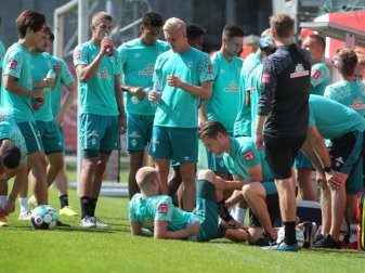 Davy Klaassen wird während einer Trainingspause behandelt. Foto: Karl-Josef Hildenbrand/dpa Davy Klaassen wird während einer Trainingspause behandelt. Foto: Karl-Josef Hildenbrand/dpa