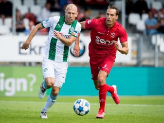 Arjen Robben (l) kam im Testspiel gegen Almere City rund eine halbe Stunde zum Einsatz. Foto: Cor Lasker/ANP/dpa Arjen Robben (l) kam im Testspiel gegen Almere City rund eine halbe Stunde zum Einsatz. Foto: Cor Lasker/ANP/dpa