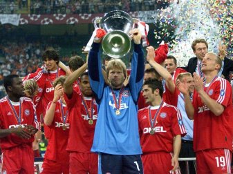 2001 wurde Bayern-Torwart Oliver Kahn im Finale gegen den FC Valencia zum Helden von Mailand. Foto: Anja Niedringhaus/epa/dpa 2001 wurde Bayern-Torwart Oliver Kahn im Finale gegen den FC Valencia zum Helden von Mailand. Foto: Anja Niedringhaus/epa/dpa