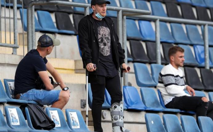Der verletzte Andreas Voglsammer (M) fährt nicht ins Trainingslager und setzt seine Reha in Bielefeld fort. Foto: Friso Gentsch/dpa