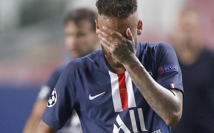 Verweinte Augen, Kopf gesengt: Neymar ist am Boden zerstört. Foto: Matthew Childs/Pool Reuters/AP/dpa