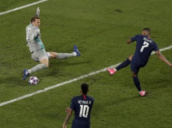Seine Reflexe machten die Torchancen der Pariser zunichte: Torwart Manuel Neuer in Aktion. Foto: Manu Fernandez/Pool AP/dpa Seine Reflexe machten die Torchancen der Pariser zunichte: Torwart Manuel Neuer in Aktion. Foto: Manu Fernandez/Pool AP/dpa