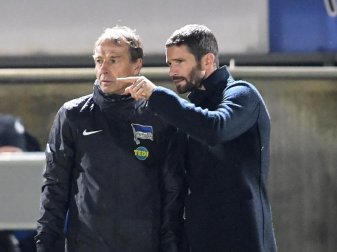 Sportdirektor Arne Friedrich (r) im Gespräch mit Herthas Kurz-Trainer Jürgen Klinsmann. Foto: Britta Pedersen/dpa-Zentralbild/dpa Sportdirektor Arne Friedrich (r) im Gespräch mit Herthas Kurz-Trainer Jürgen Klinsmann. Foto: Britta Pedersen/dpa-Zentralbild/dpa