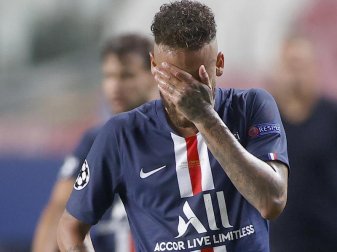 Verweinte Augen, Kopf gesengt: Neymar ist am Boden zerstört. Foto: Matthew Childs/Pool Reuters/AP/dpa Verweinte Augen, Kopf gesengt: Neymar ist am Boden zerstört. Foto: Matthew Childs/Pool Reuters/AP/dpa