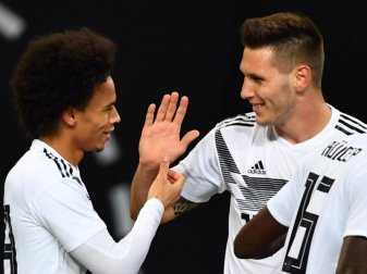 Rückkehrer: Leroy Sané (l) und Niklas Süle klatschen ab. Foto: Soeren Stache/dpa Rückkehrer: Leroy Sané (l) und Niklas Süle klatschen ab. Foto: Soeren Stache/dpa