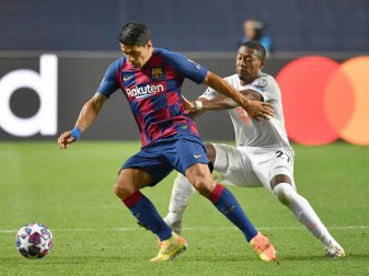 Suarez (l.) muss sich wohl einen neuen Verein suchen Suarez (l.) muss sich wohl einen neuen Verein suchen