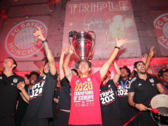 Begehrter Triple-Sieger: Bayern-Star Thiago (M). Foto: Marco Donato/FC Bayern München AG/dpa Begehrter Triple-Sieger: Bayern-Star Thiago (M). Foto: Marco Donato/FC Bayern München AG/dpa