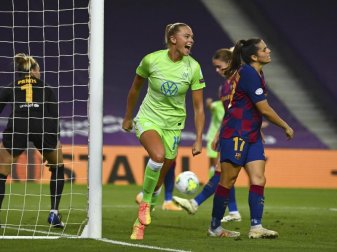 Die Wolfsburgerin Fridolina Rolfö (M.) feiert ihren Treffer. Foto: Gabriel Bouys/Pool AFP/dpa Die Wolfsburgerin Fridolina Rolfö (M.) feiert ihren Treffer. Foto: Gabriel Bouys/Pool AFP/dpa