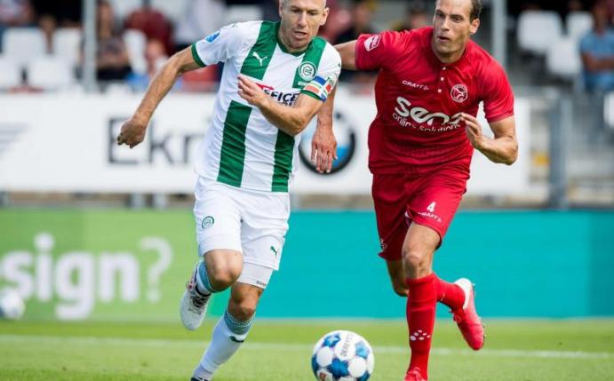 Arjen Robben (l) spielt jetzt für den FC Groningen. Foto: Cor Lasker/ANP/dpa