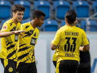 Immanuel Pherai (r) erzielte den einzigen BVB-Treffer gegen Paderborn. Foto: David Inderlied/dpa Immanuel Pherai (r) erzielte den einzigen BVB-Treffer gegen Paderborn. Foto: David Inderlied/dpa