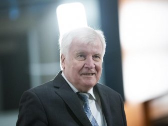 Macht sich für ein Ende der Geisterspiele stark: Bundesinnenminister Horst Seehofer. Foto: Christoph Soeder/dpa Pool/dpa Macht sich für ein Ende der Geisterspiele stark: Bundesinnenminister Horst Seehofer. Foto: Christoph Soeder/dpa Pool/dpa
