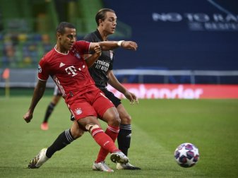 Auch der FC Liverpool ist an Bayern Münchens Thiago (l) interessiert. Foto: Franck Fife/pool AFP via AP/dpa Auch der FC Liverpool ist an Bayern Münchens Thiago (l) interessiert. Foto: Franck Fife/pool AFP via AP/dpa