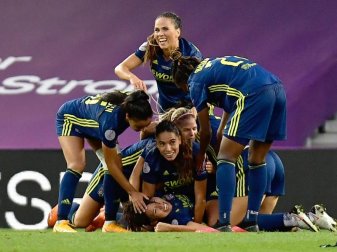 Die Spielerinnen von Olympique Lyon feiern das 2:0 durch Saki Kumagai (unten). Foto: Alvaro Barrientos/POOL AP/dpa Die Spielerinnen von Olympique Lyon feiern das 2:0 durch Saki Kumagai (unten). Foto: Alvaro Barrientos/POOL AP/dpa