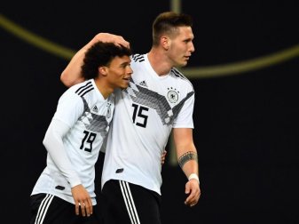 Erstmals nach ihren Kreuzbandrissen sind Leroy Sané (l) und Niklas Süle wieder bei der Nationalmannschaft dabei. Foto: Soeren Stache/dpa