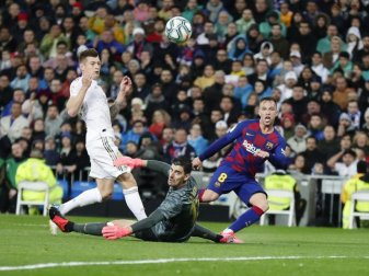 Der FC Barcelona und Real Madrid treffen am 25. Oktober aufeinander. Foto: Manu Fernandez/AP/dpa