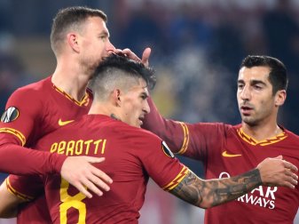 Henrich Mchitarjan (r.) bleibt der Roma erhalten Henrich Mchitarjan (r.) bleibt der Roma erhalten