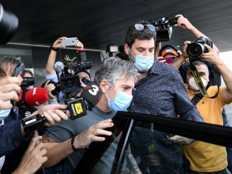 Jorge Messi (M.) nach seiner Ankunft in Barcelona Jorge Messi (M.) nach seiner Ankunft in Barcelona