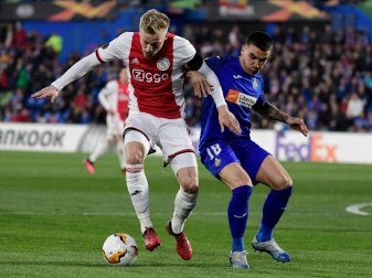 Donny van de Beek (l.) wechselt zu Manchester United Donny van de Beek (l.) wechselt zu Manchester United