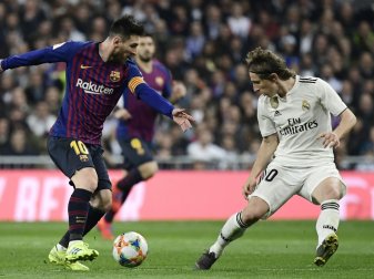 Lionel Messi (l.) im Duell mit Luka Modric Lionel Messi (l.) im Duell mit Luka Modric