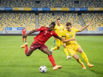 Die Schweizer um Breel Embolo (l) verloren in der Ukraine. Foto: Jean-Christophe Bott/KEYSTONE/dpa Die Schweizer um Breel Embolo (l) verloren in der Ukraine. Foto: Jean-Christophe Bott/KEYSTONE/dpa